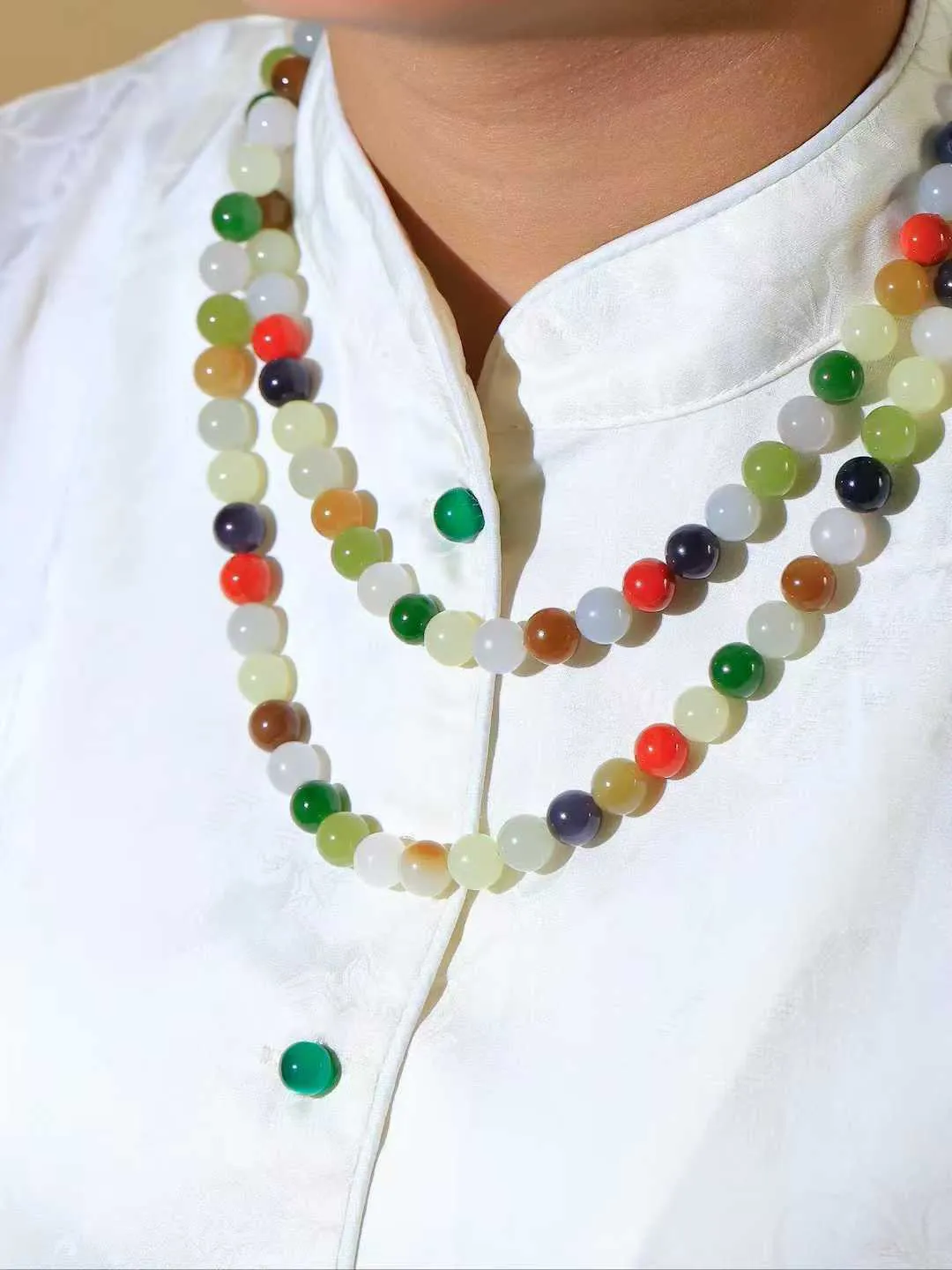 【珠圆玉润.项链】

精品和田玉多宝珠圆玉润项链 玉质温润细腻  整串打磨圆润，佩戴舒适。珠珠落玉盘