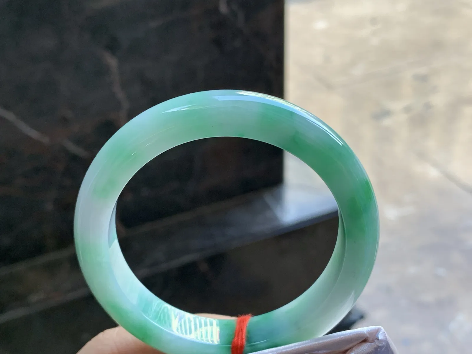 55.5-12.2-9

辣绿色手镯^_^玉质温润 细腻