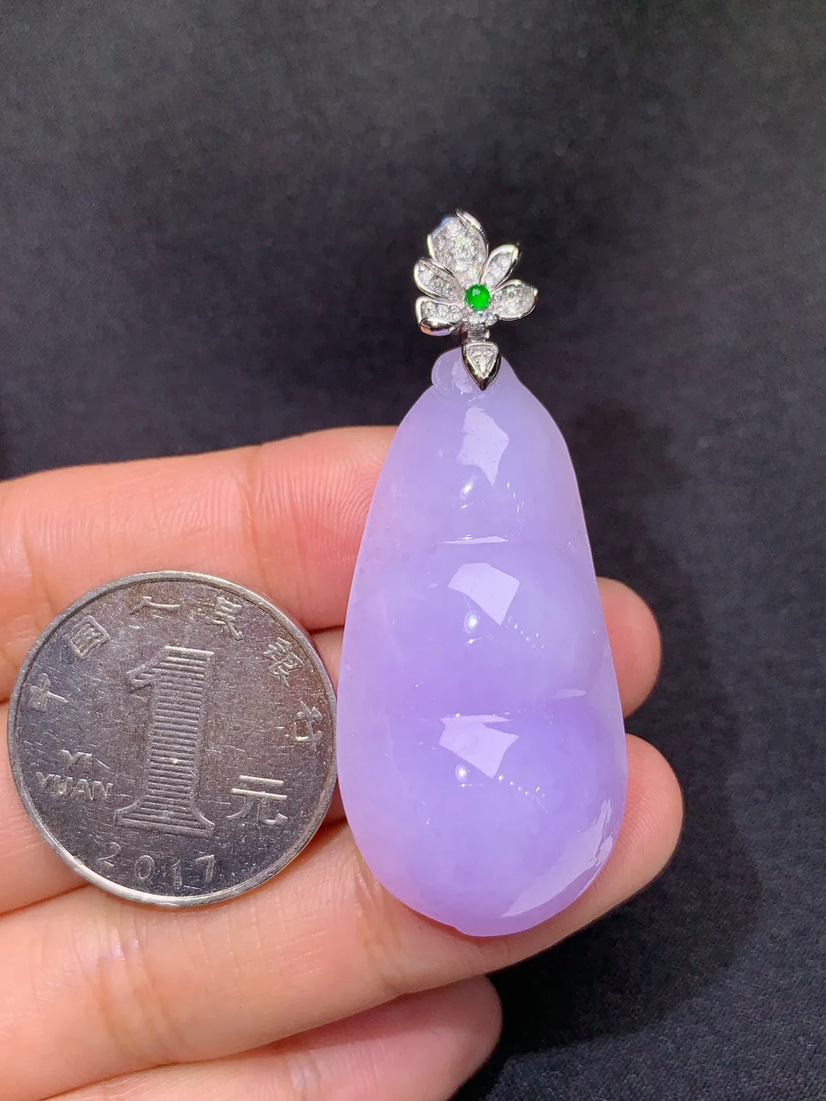 紫罗兰福豆吊坠，18k金镶嵌，温润细腻，颜色鲜艳 裸石40.9*20.4*11.8