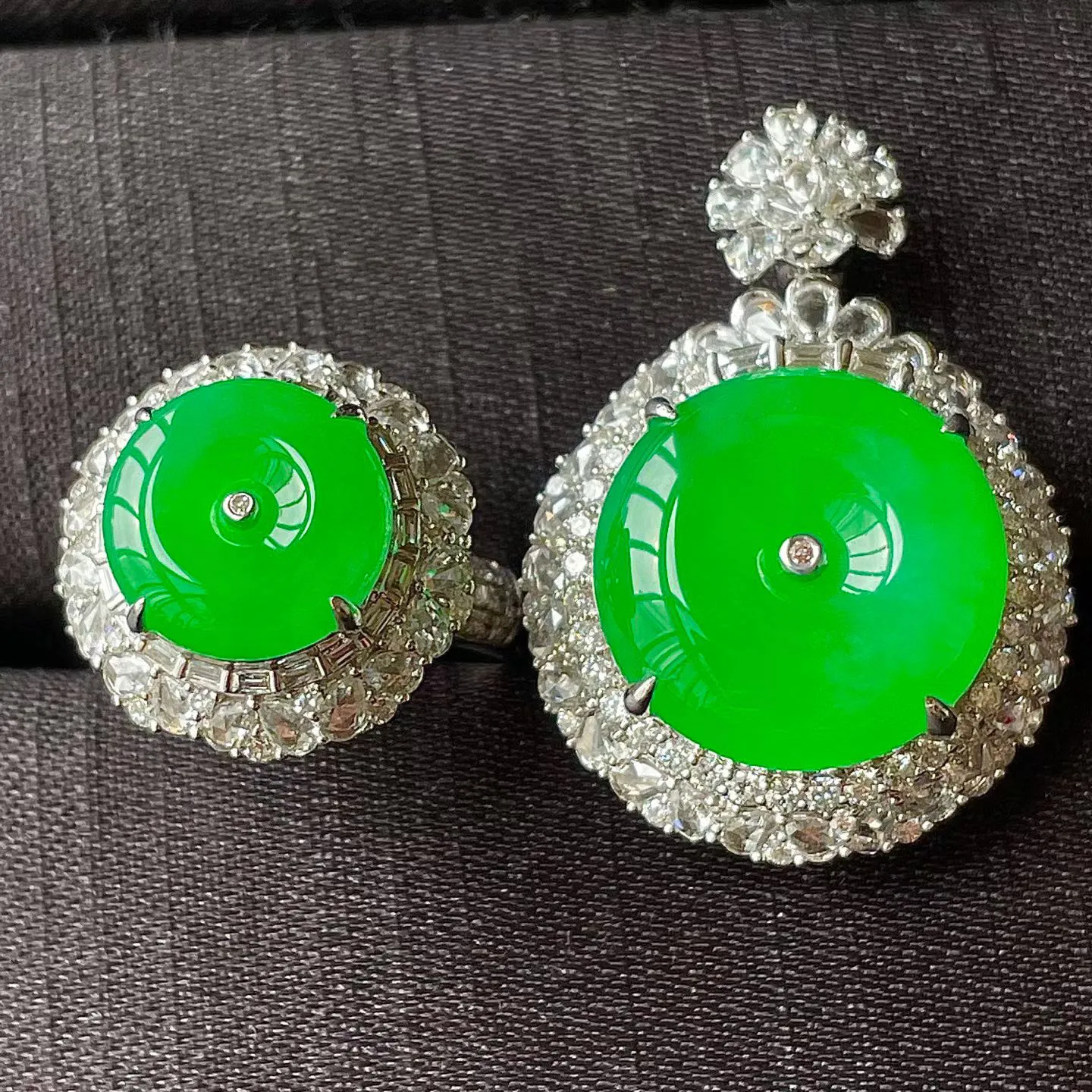 缅料冰种阳绿平安扣套装.色辣，饱满水润，18k金镶嵌，无裂，戒指11.1/4.5--17.1/13.6吊坠16.3/4.5--32.5/22.7/13.2