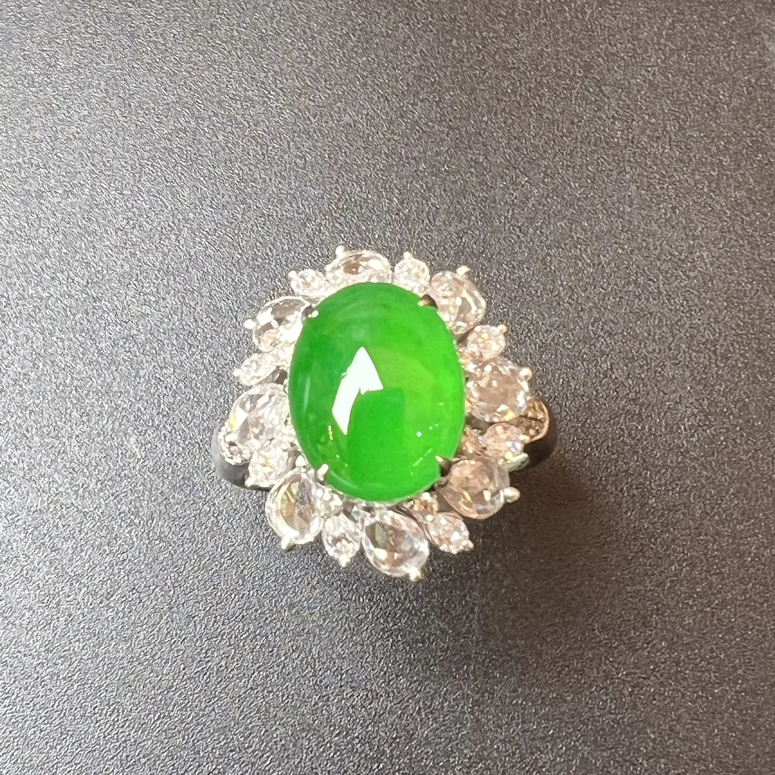 满绿戒指种色俱佳，质量杠杠滴，整体尺寸18.8*16.9*11.7 裸石尺寸11.4*9*4.5