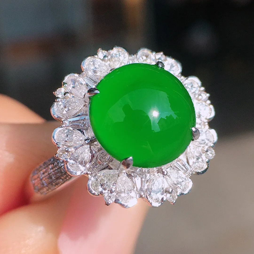 满绿蛋面戒指，色泽均匀浓郁，玉质细腻，荧光感超
强，饱满圆润，尽显优雅气质，18k
金豪华镶嵌