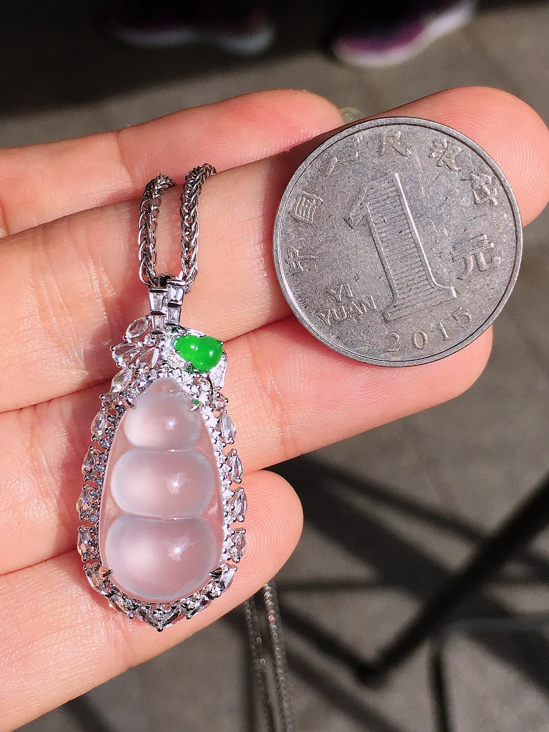 冰种福豆吊坠，玉质细腻，荧光感超
强，饱满圆润，尽显优雅气质，18k
金豪华镶嵌