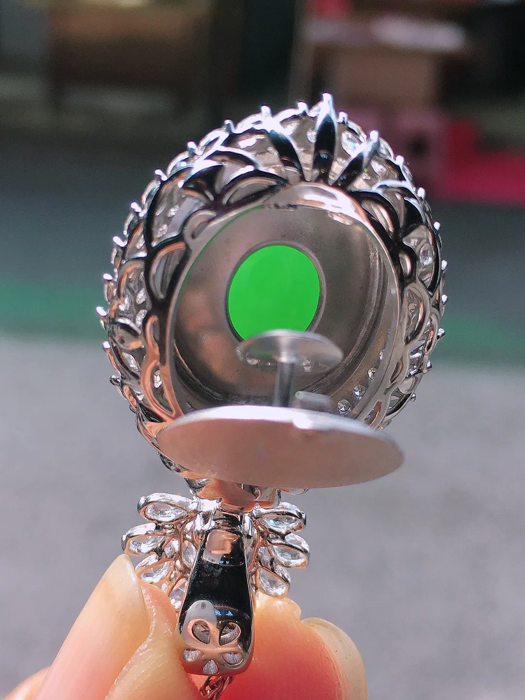 阳绿蛋面吊坠，色泽均匀艳丽，玉质细腻，荧光感超
强，饱满圆润，尽显优雅气质，18k
金豪华镶嵌