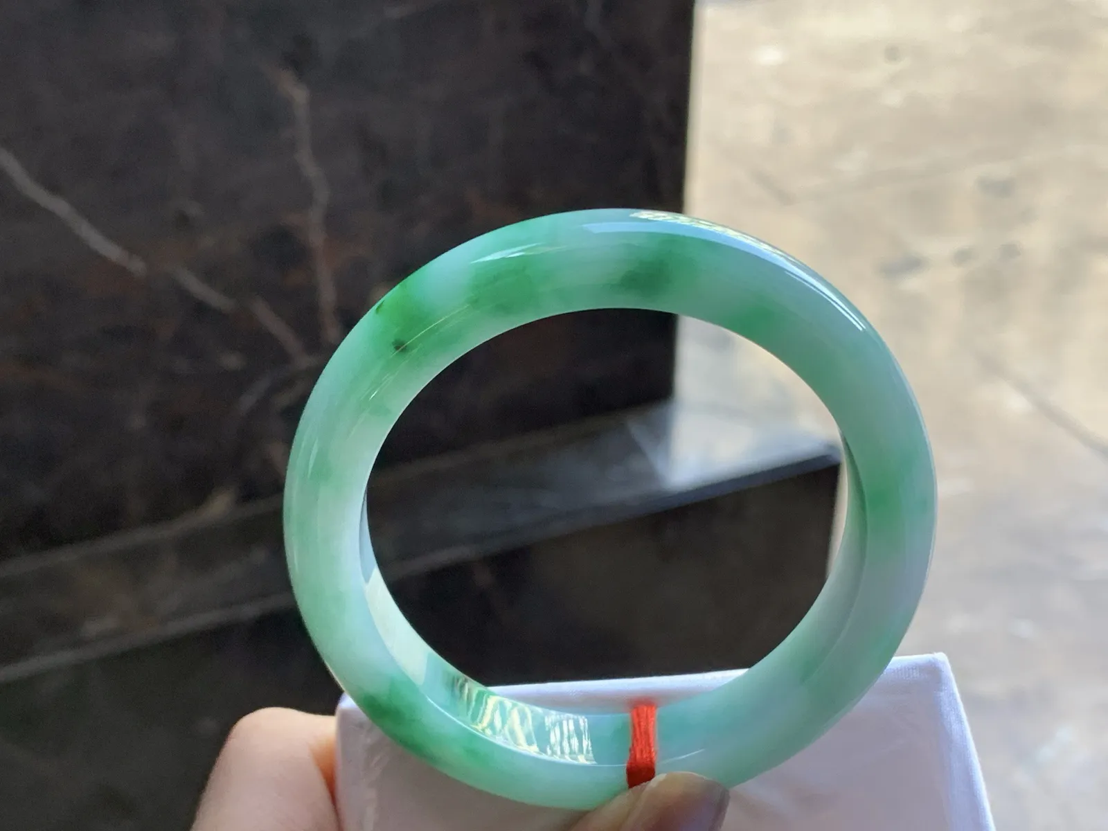 55.5-12.2-9

辣绿色手镯^_^玉质温润 细腻