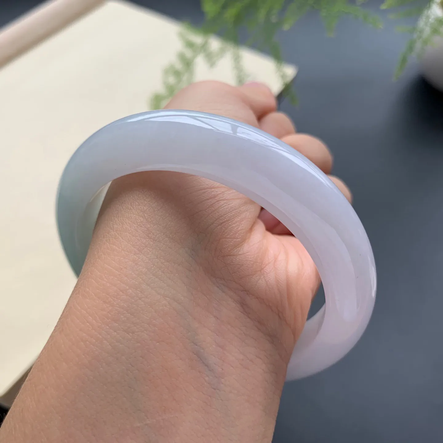 57圈口底色正圈手镯 尺寸：57-12.2-9.2，无纹裂，细腻釉洁，清爽干净