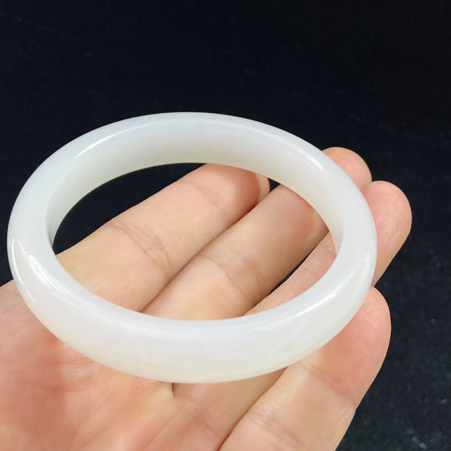 57羊脂白玉手镯和田玉山料手镯57圈口宽11玉质特细腻油润，高脂粉，高品质，萦绕腕间时，古韵不失时尚