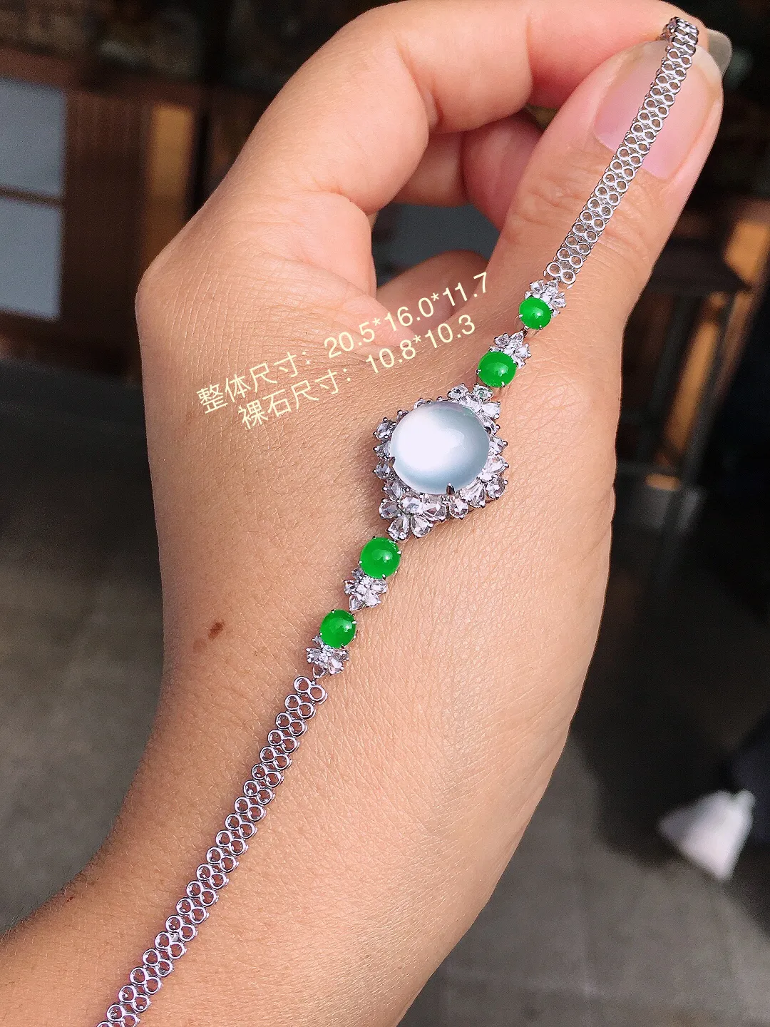 （冰+绿）蛋面手链，色泽均匀艳丽，玉质细腻，荧光感超
强，饱满圆润，尽显优雅气质，18k
金豪华镶嵌