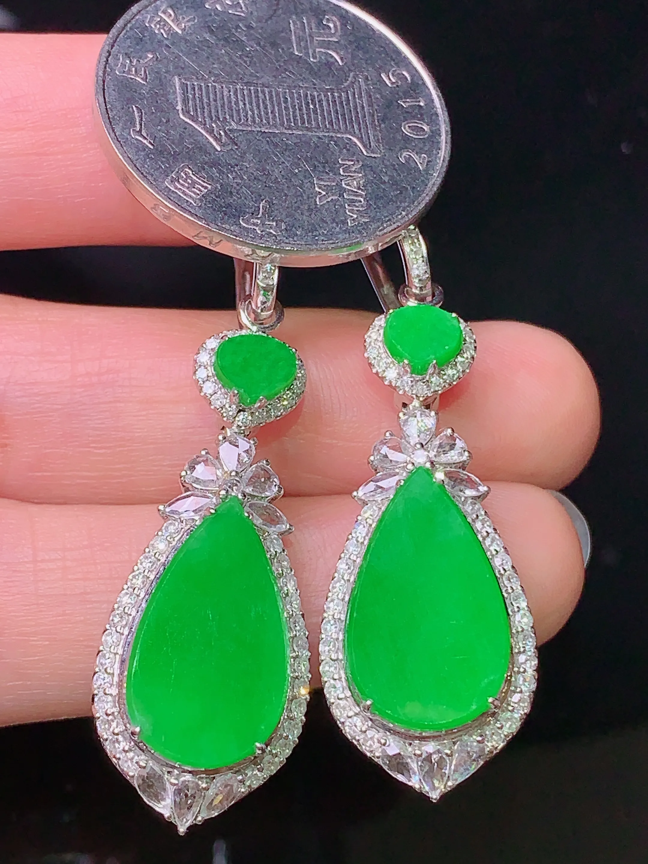 18k金钻镶嵌满绿水滴耳坠吊坠两用款 玉质细腻 色泽清新艳丽 整体尺寸47*14*8.5
