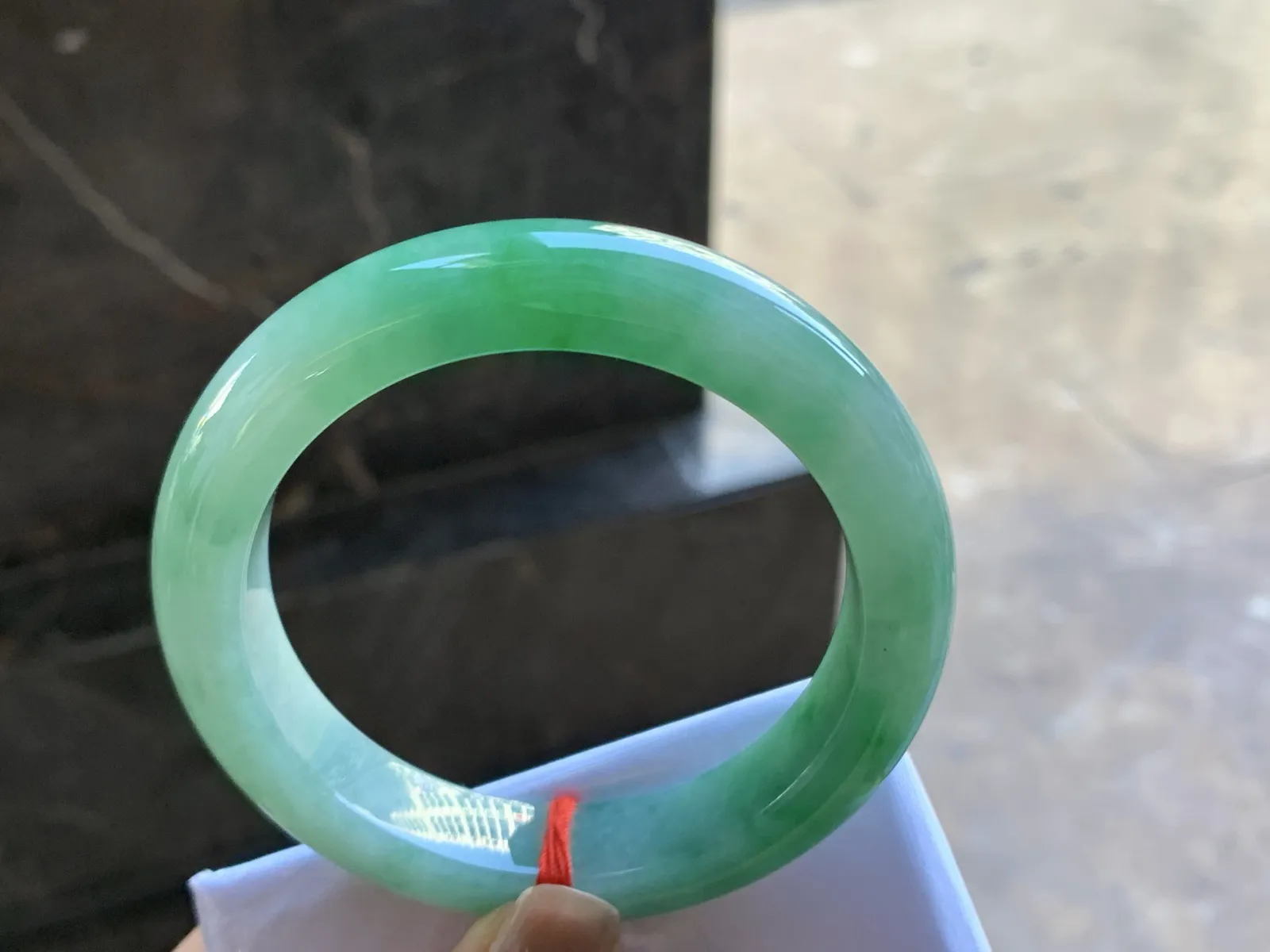 56-12.5-9.6

阳绿色手镯^_^玉质温润 清新细腻