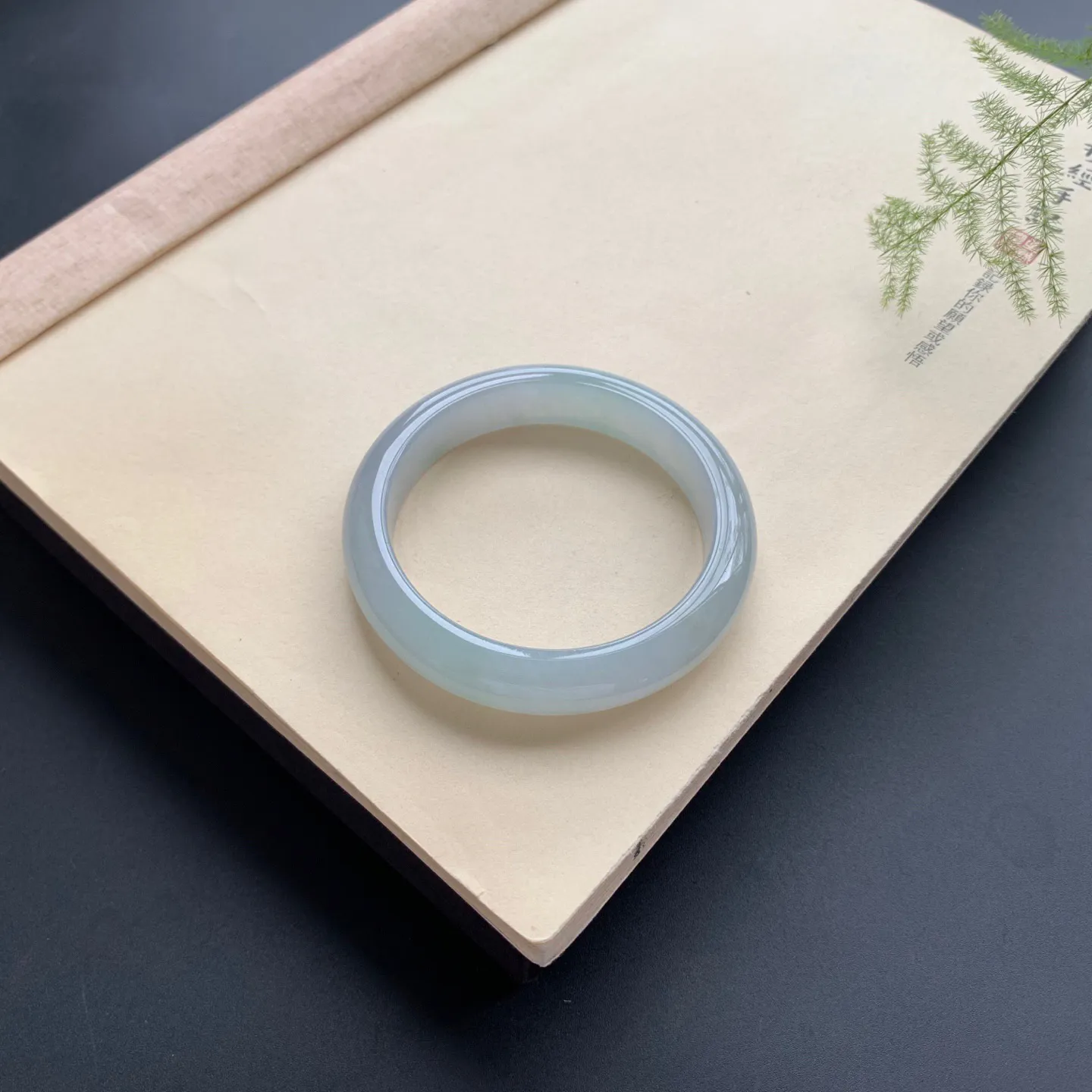 56.5圈口冰底色正圈手镯 尺寸：56.5-12.5-8.2，无纹裂，细腻起胶，清爽干净