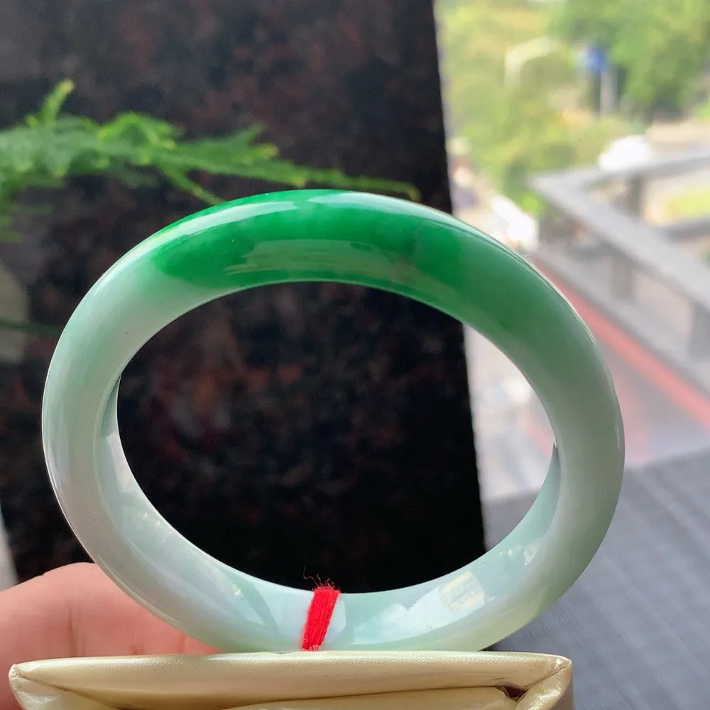 正圈冰糯阳绿 无瑕 尺寸:56.8/11.3/7.9 色好