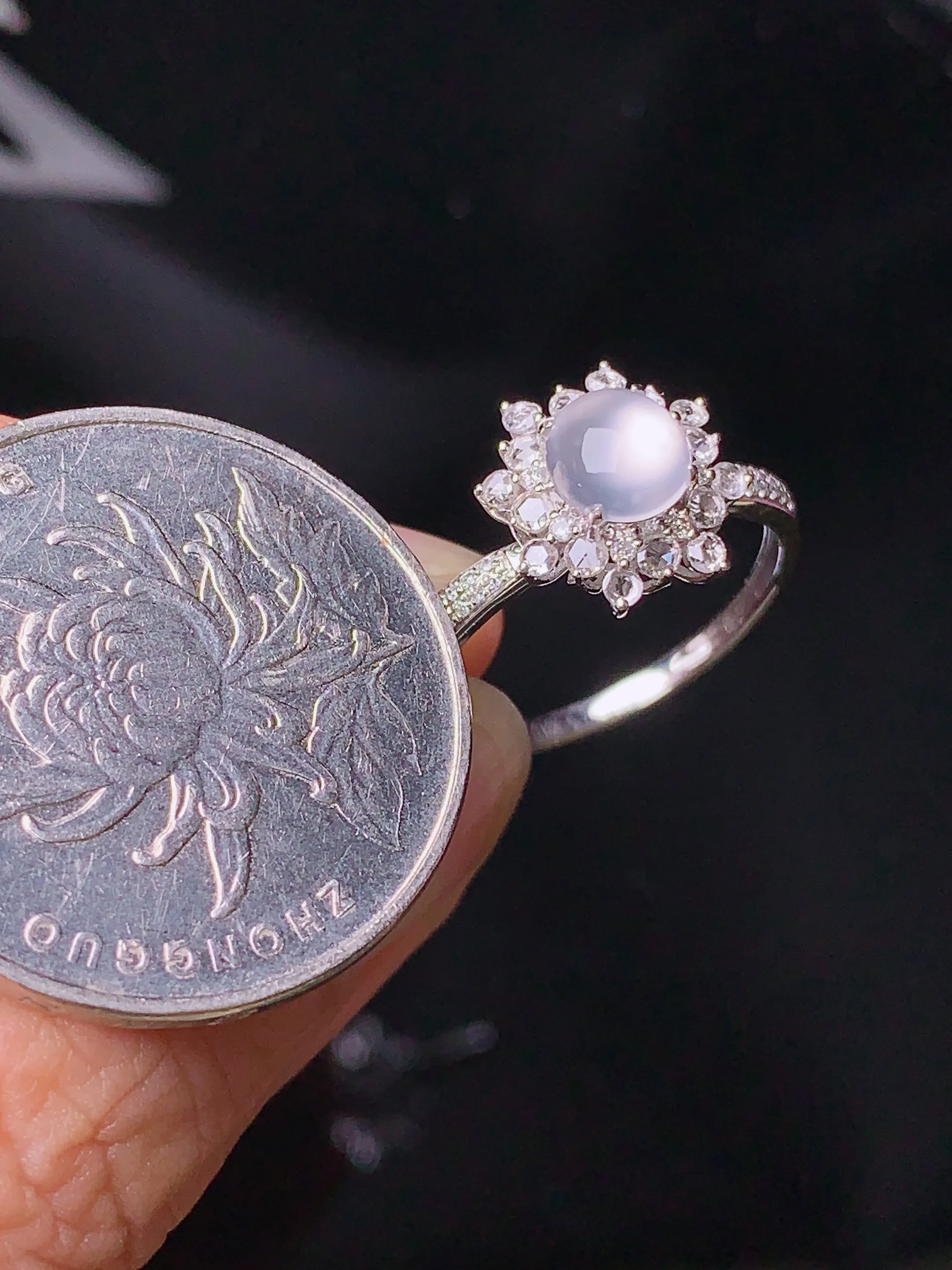 18k金钻镶嵌冰种蛋面戒指 玉质细腻 水润亮眼 圈口14.5 整体尺寸10.6*7