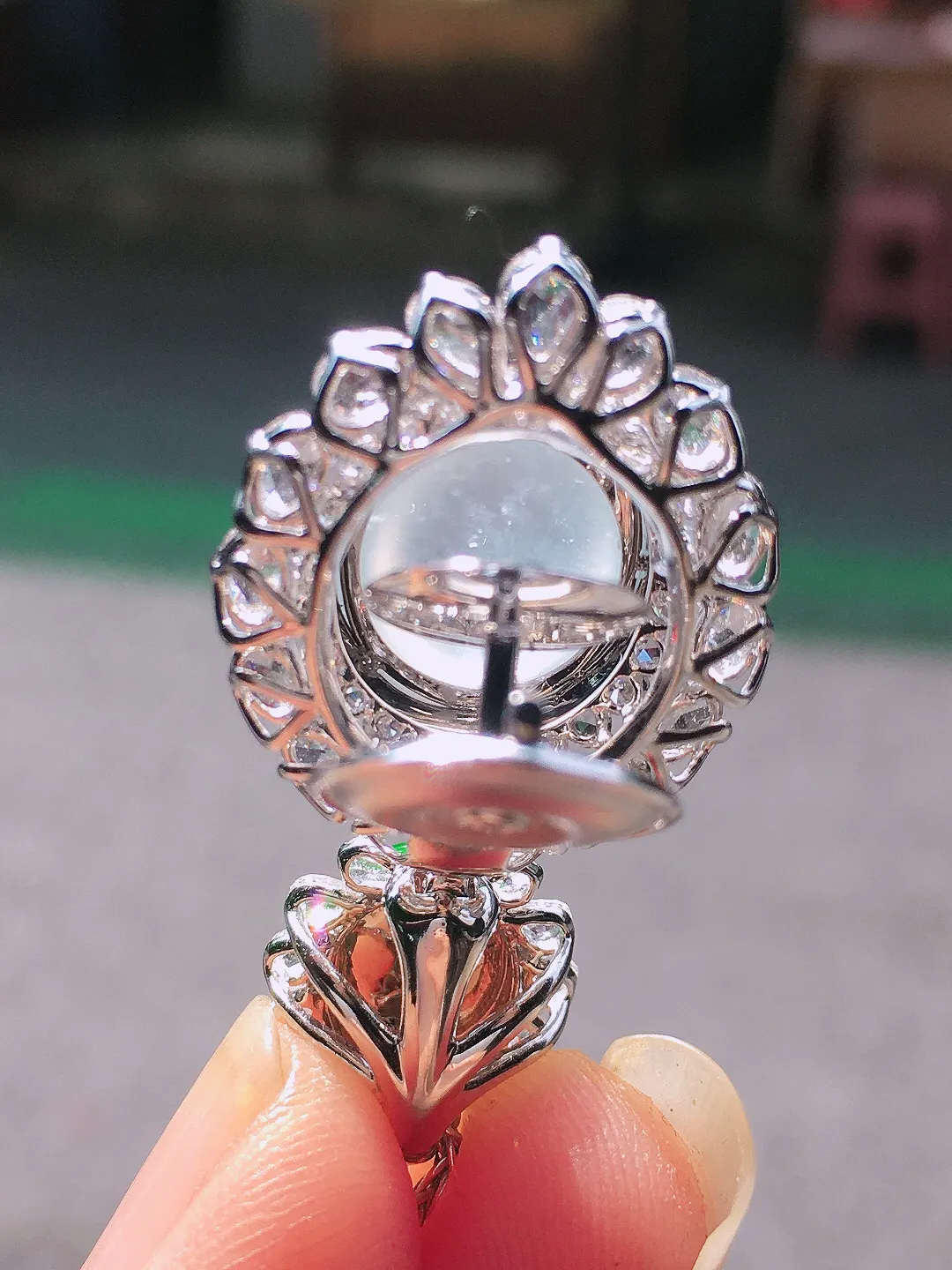 （冰+绿）二合一吊坠，色泽均匀艳丽，玉质细腻，荧光感超
强，饱满圆润，尽显优雅气质，18k
金豪华镶嵌