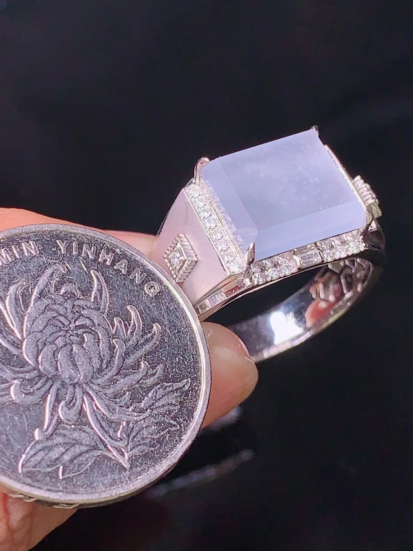 18k金钻镶嵌冰种马鞍戒指 玉质细腻 色泽清新艳丽 圈口20.5 裸石尺寸10*11*3