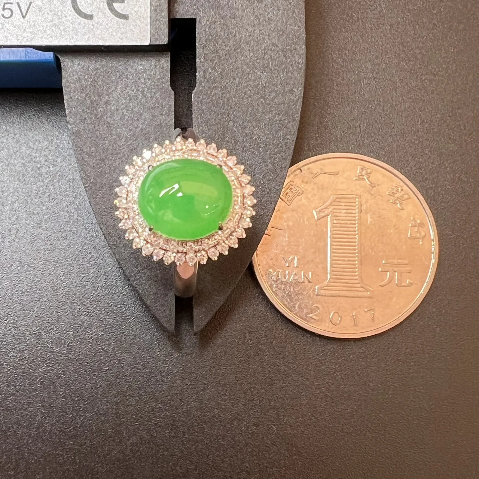 满绿戒指种好、饱满，整体尺寸15.1*13.8*9.9 裸石尺寸9.8*8.6*5.8