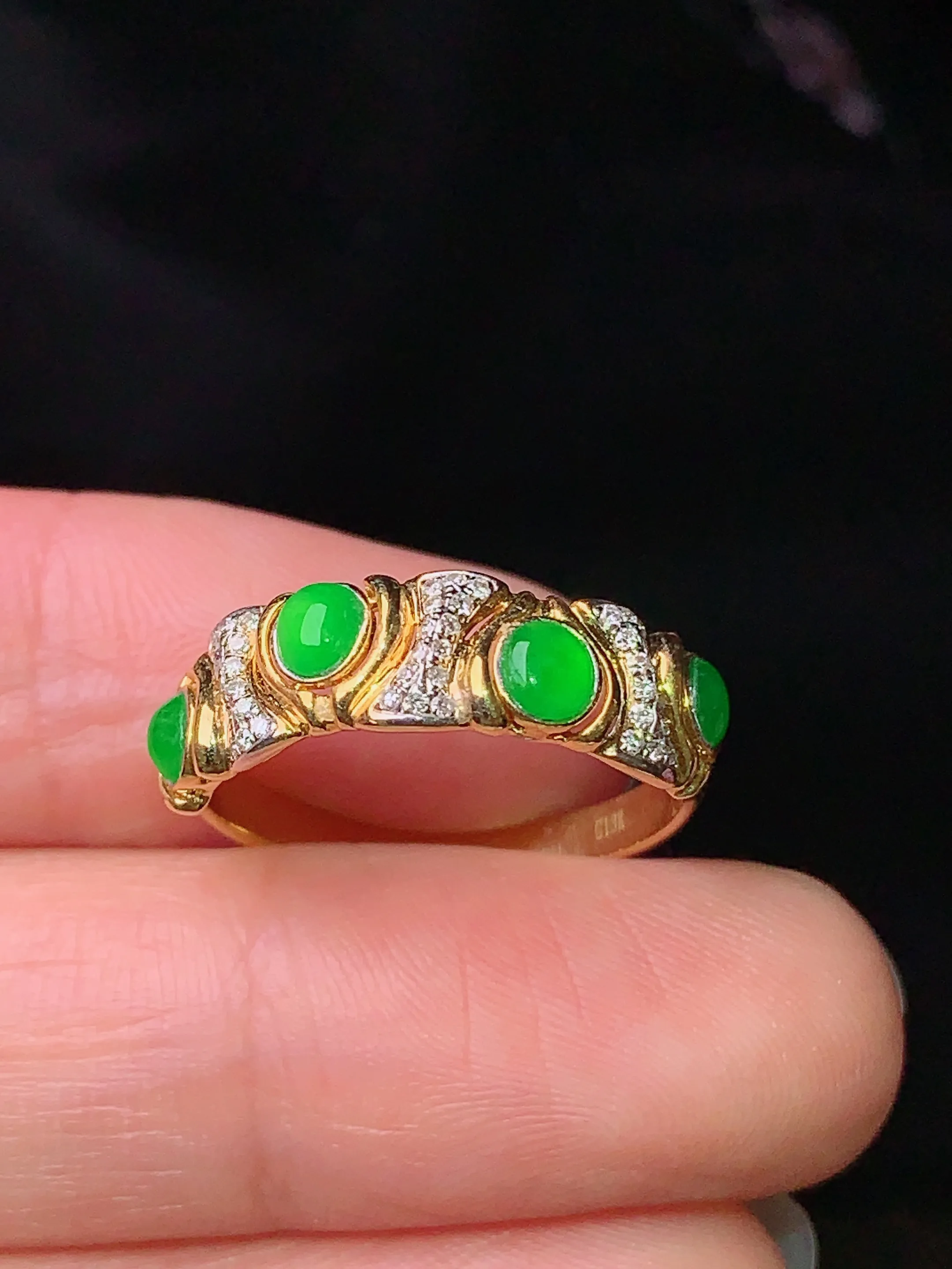 18k金钻镶嵌翠绿蛋面戒指 玉质细腻 色泽清新艳丽 圈14 整体尺寸3.2*2