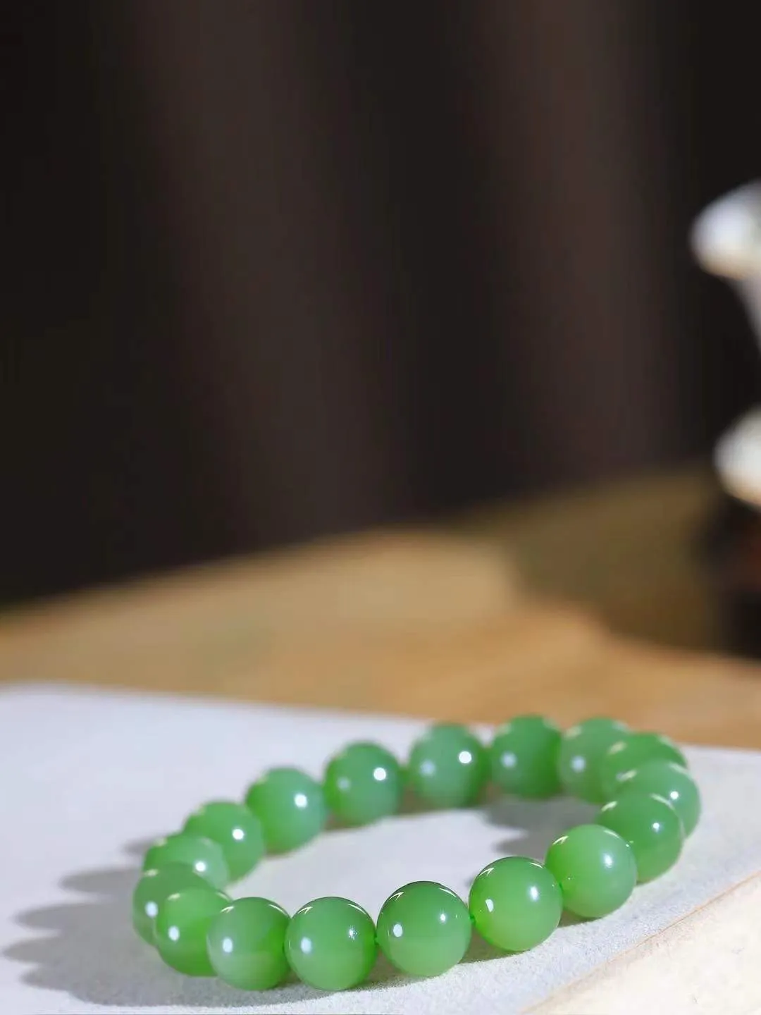 【珠圆玉润.手串】

精品和田玉碧玉微猫眼珠圆玉润手串 玉质温润细腻  整串打磨圆润，佩戴舒适。珠珠