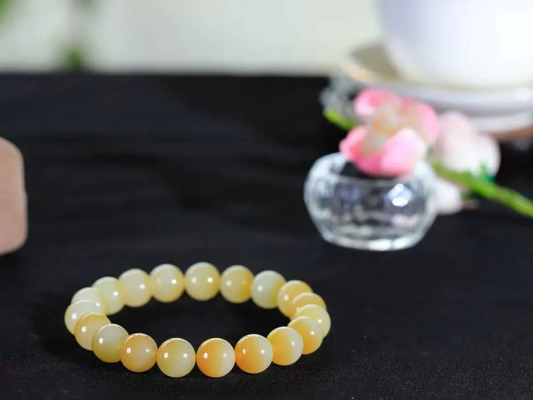 【珠圆玉润.手串】

精品和田玉糖白玉珠圆玉润手串 玉质温润细腻  整串打磨圆润，佩戴舒适。珠珠落玉