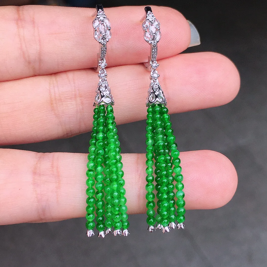 阳绿珠子耳坠，色泽均匀艳丽，玉质细腻，荧光感超
强，饱满圆润，尽显优雅气质，18k
金豪华镶嵌