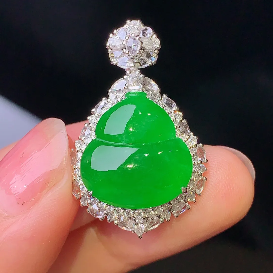 18k金钻镶嵌满绿葫芦吊坠 玉质细腻 色泽艳丽 厚身饱满 整体尺寸29.5*19.3*12.2