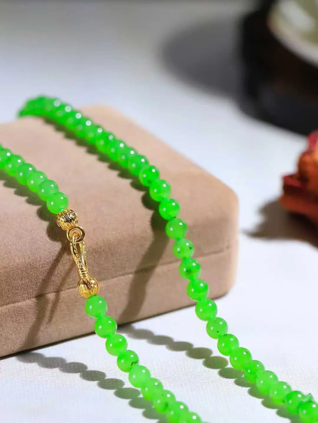 【珠圆玉润.项链】

精品和田玉碧玉珠圆玉润项链 玉质温润细腻  整串打磨圆润，佩戴舒适。珠珠落玉盘，间关莺语花底滑，一生美好时光，无论身在何处，都有它相伴相守。事事顺遂，幸福美满，吉祥如意。重35.5克 尺寸取一5.8mm  791073178A