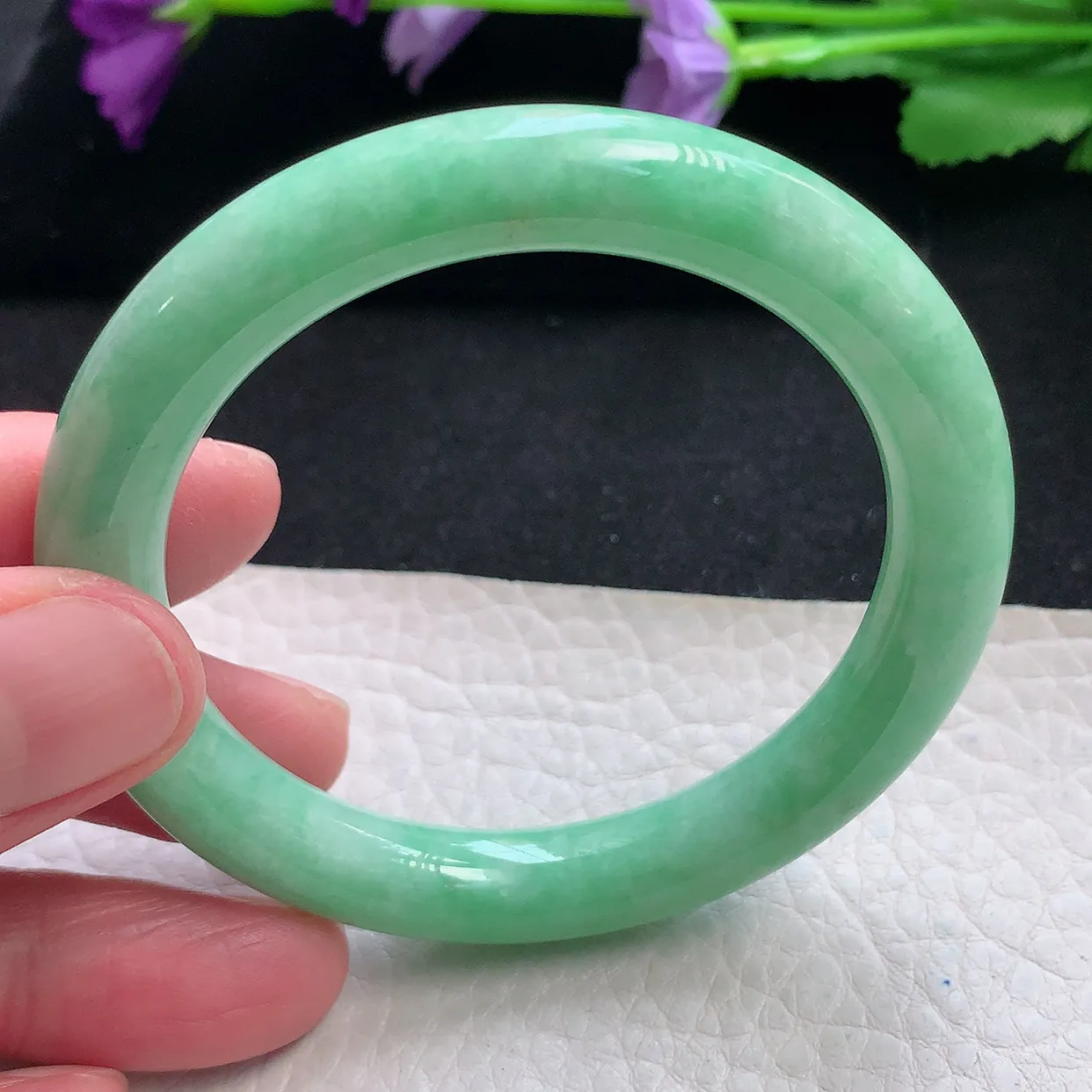 n自然光52*9.2*9圆镯 天然缅甸翡翠a货手镯满绿浅绿叮当镯子圆条手镯