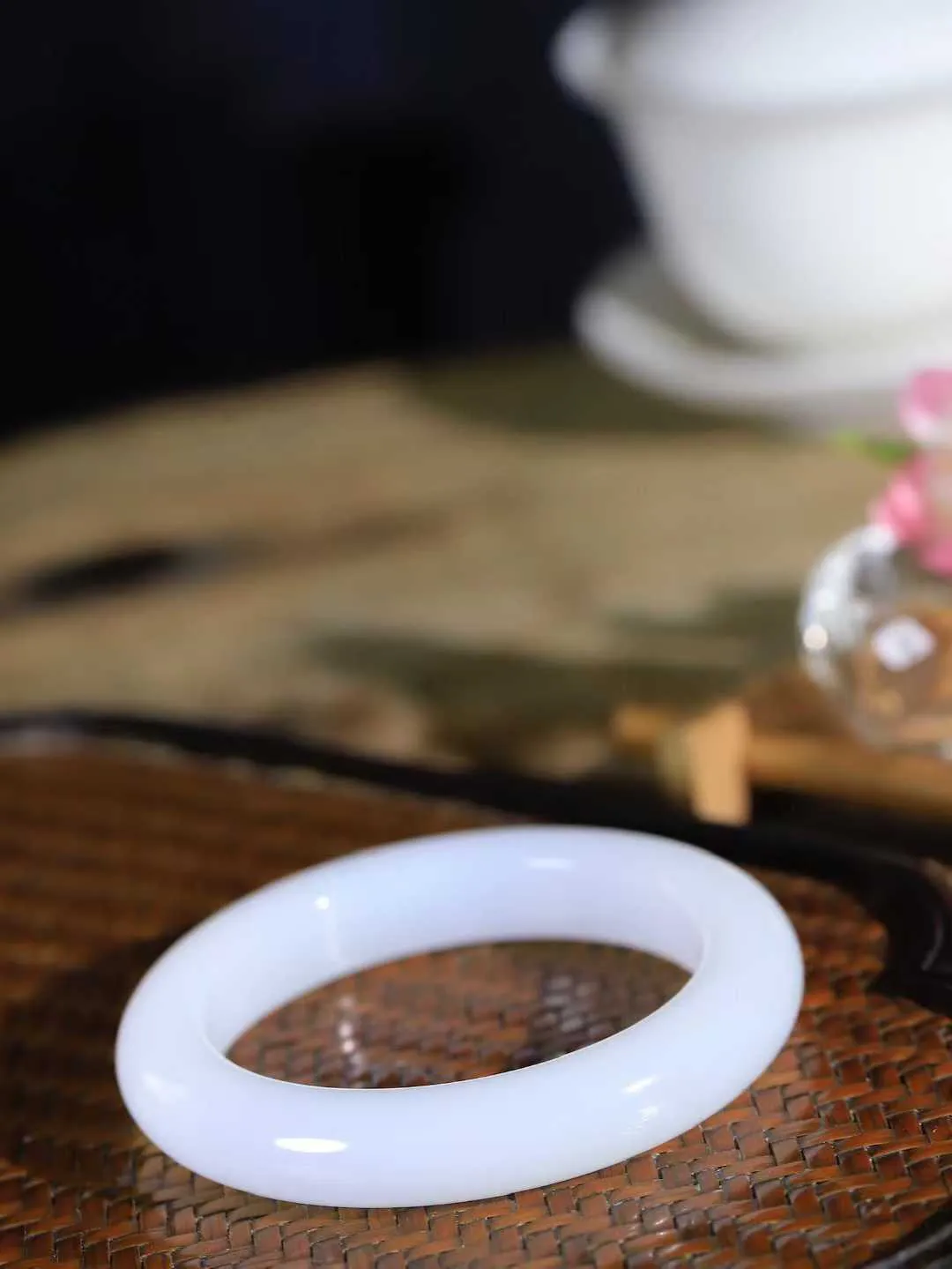 【婉约佳人.手镯】

收藏级️和田玉白玉手镯 玉质温润细腻 油性十足 手感舒适，高华雅逸，线条流畅，简约大气，美自天成，素雅高贵。佩戴于腕间，婉约之美，举手投足间透出那份低调奢华。重62.8克 内径54.5mm  尺寸12-10.3mm   FDA-691082431