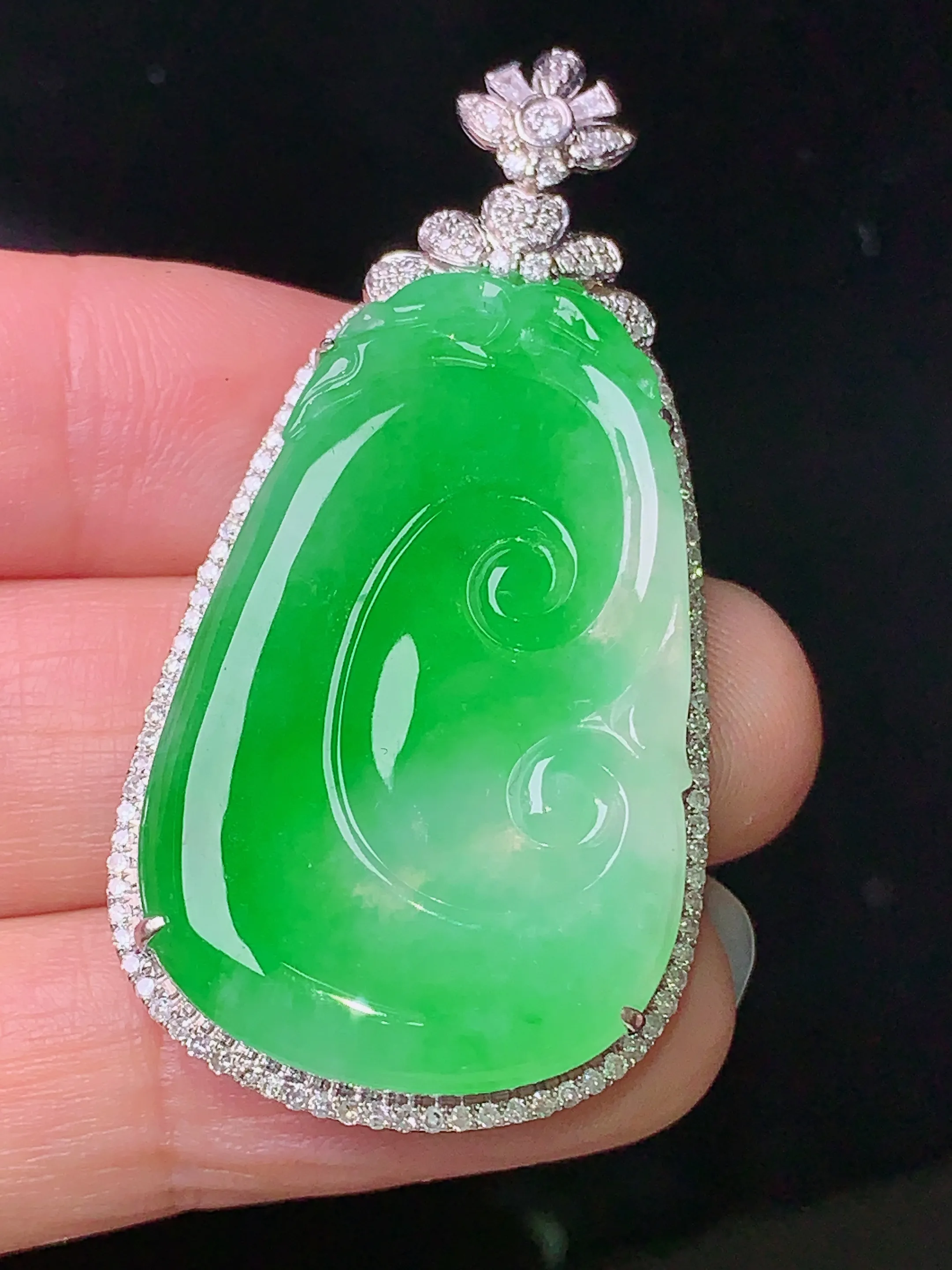 18k金钻镶嵌翠绿如意吊坠 玉质细腻 色泽清新艳丽 整体尺寸48.1*23.8*7.2
