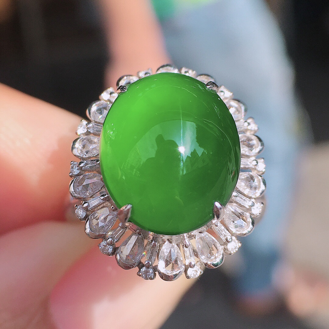 满绿蛋面戒指，色泽均匀艳丽，玉质细腻，荧光感超
强，饱满圆润，尽显优雅气质，18k
金豪华镶嵌