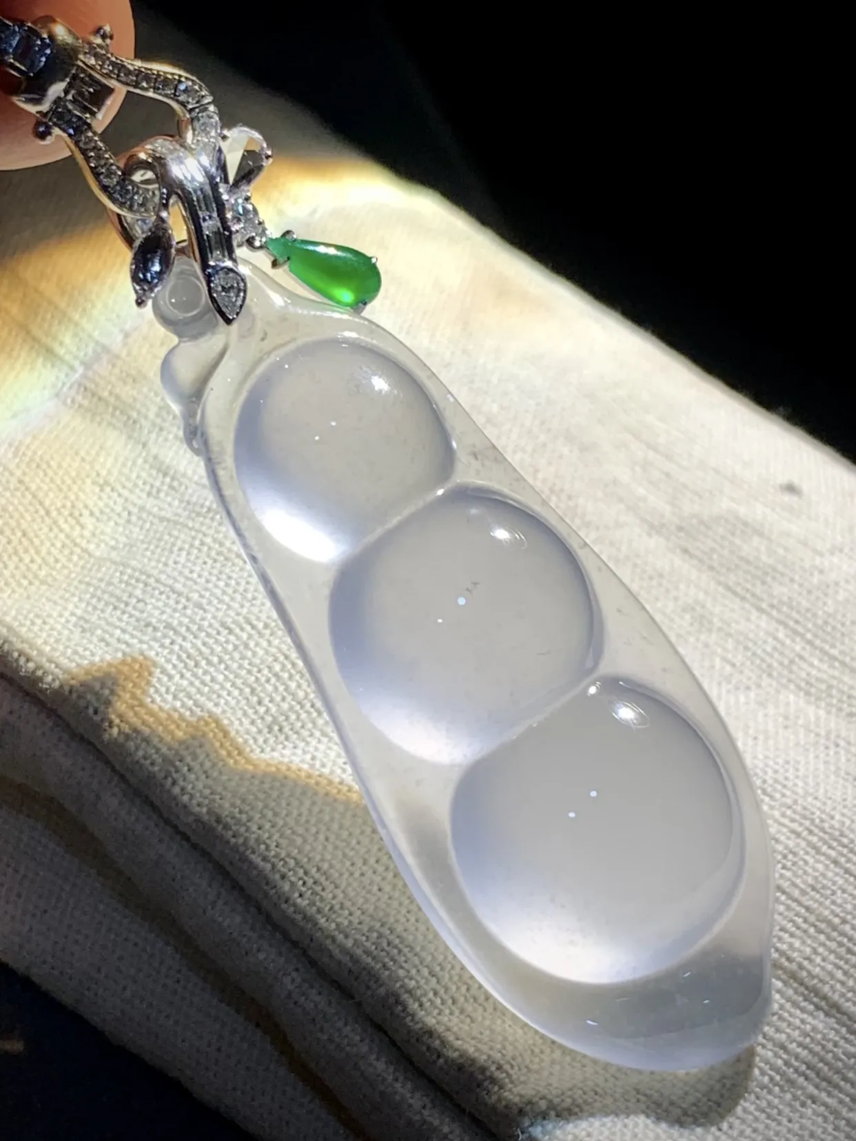 白冰豆子，裸石约52-20-9.2mm。
18K金，南非钻，翡翠绿水滴，不配图链