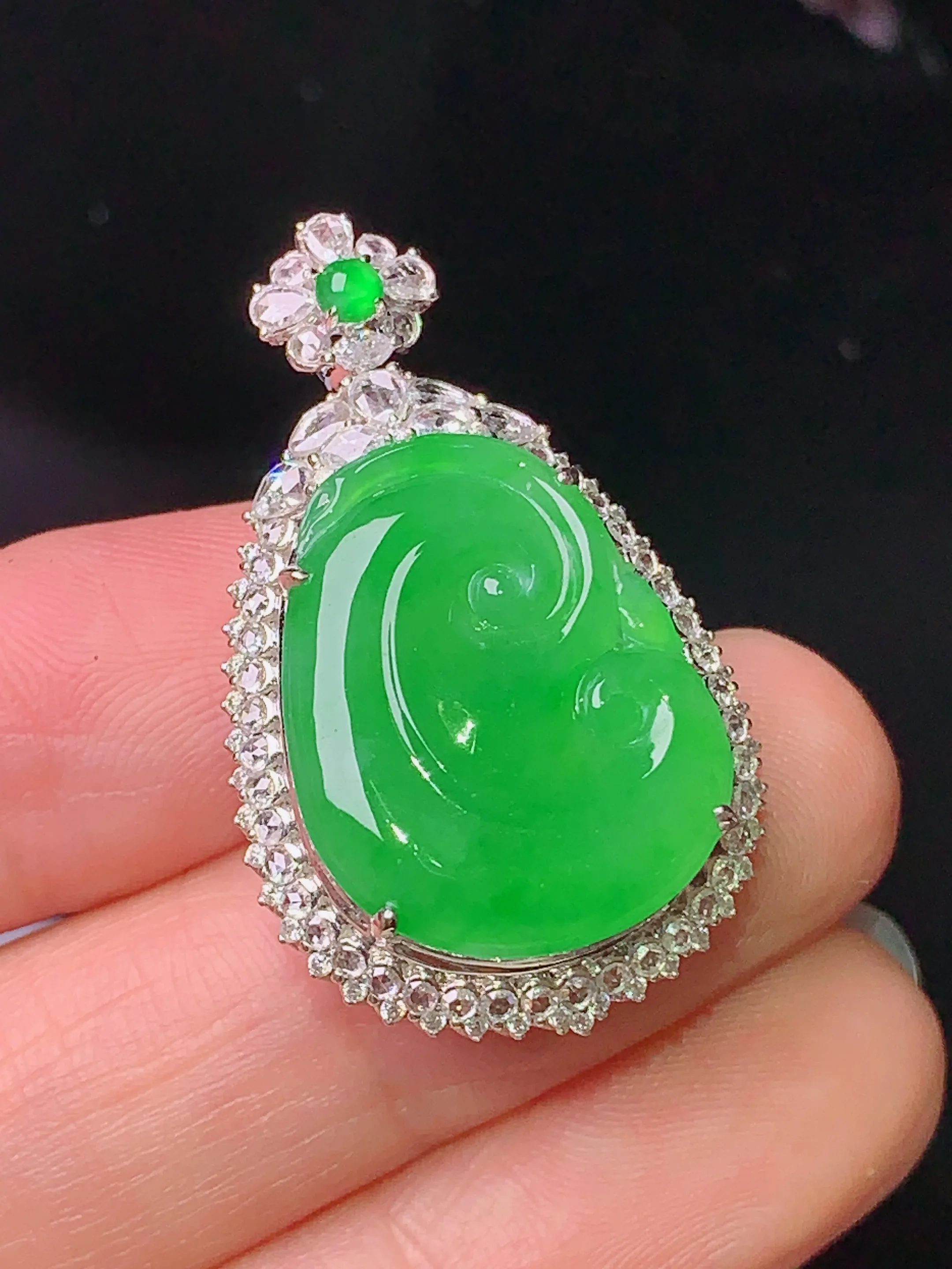 18k金钻镶嵌满绿如意吊坠 玉质细腻 色泽清新艳丽 整体尺寸32.2*19.6*10.8