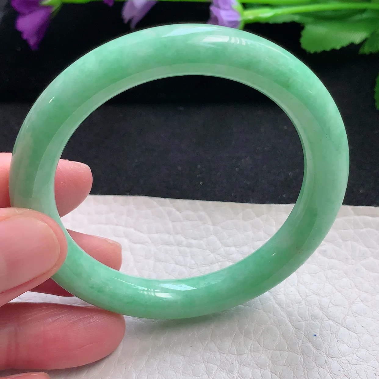 n自然光52*9.2*9圆镯 天然缅甸翡翠a货手镯满绿浅绿叮当镯子圆条手镯