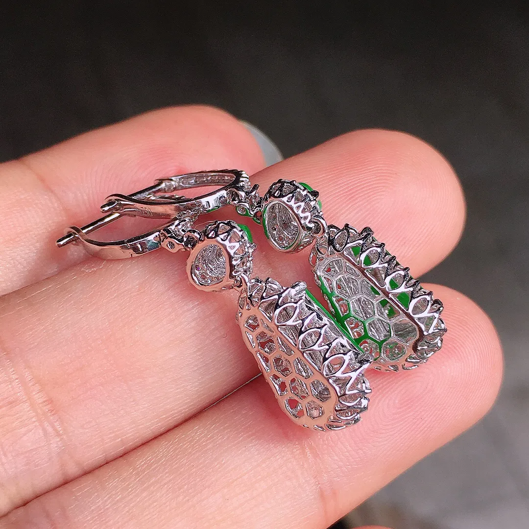 阳绿无事牌耳坠，色泽均匀艳丽，玉质细腻，荧光感超
强，饱满圆润，尽显优雅气质，18k
金豪华镶嵌