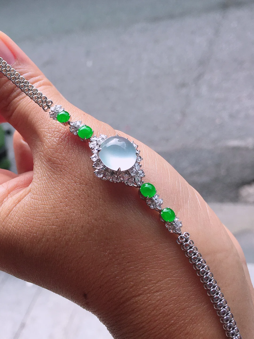 （冰+绿）蛋面手链，色泽均匀艳丽，玉质细腻，荧光感超
强，饱满圆润，尽显优雅气质，18k
金豪华镶嵌