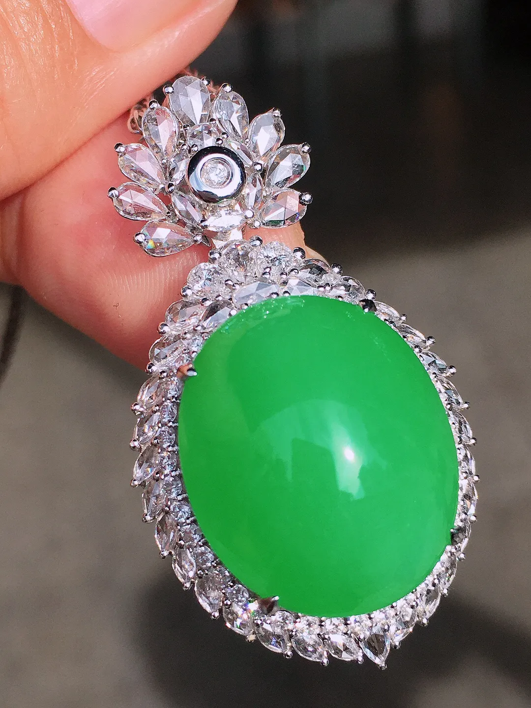 阳绿蛋面吊坠，色泽均匀艳丽，玉质细腻，荧光感超
强，饱满圆润，尽显优雅气质，18k
金豪华镶嵌