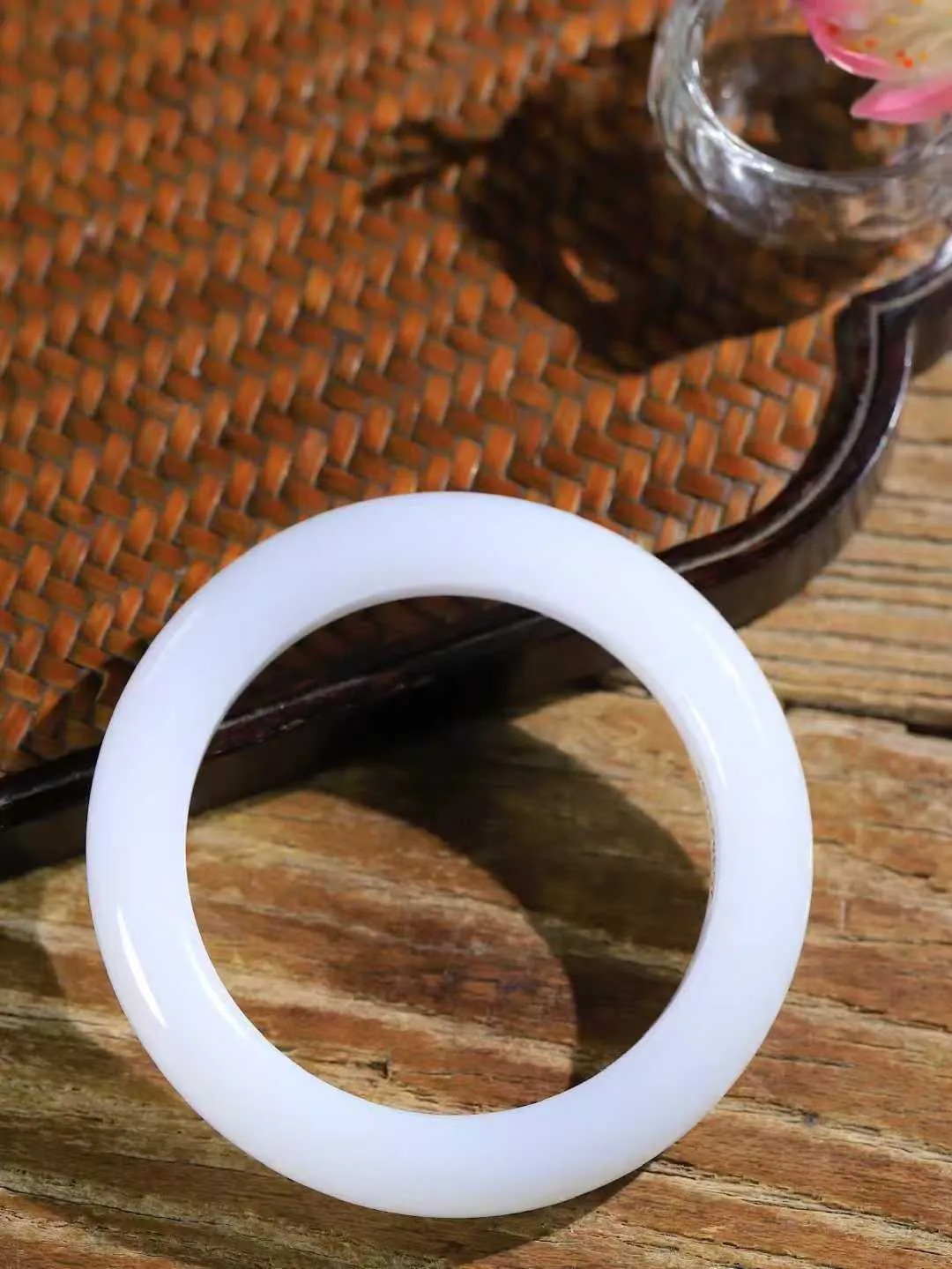 [温润如玉.手镯]

收藏级️和田玉白玉手镯。玉质温润细腻 油性十足 手感舒适，高华雅逸，线条流畅，简约大气，美自天成，素雅高贵。佩戴于腕间，婉约之美，举手投足间透出那份低调奢华。重64.7克 内径55.5mm尺寸12.2-10.5mm FDA-121052400