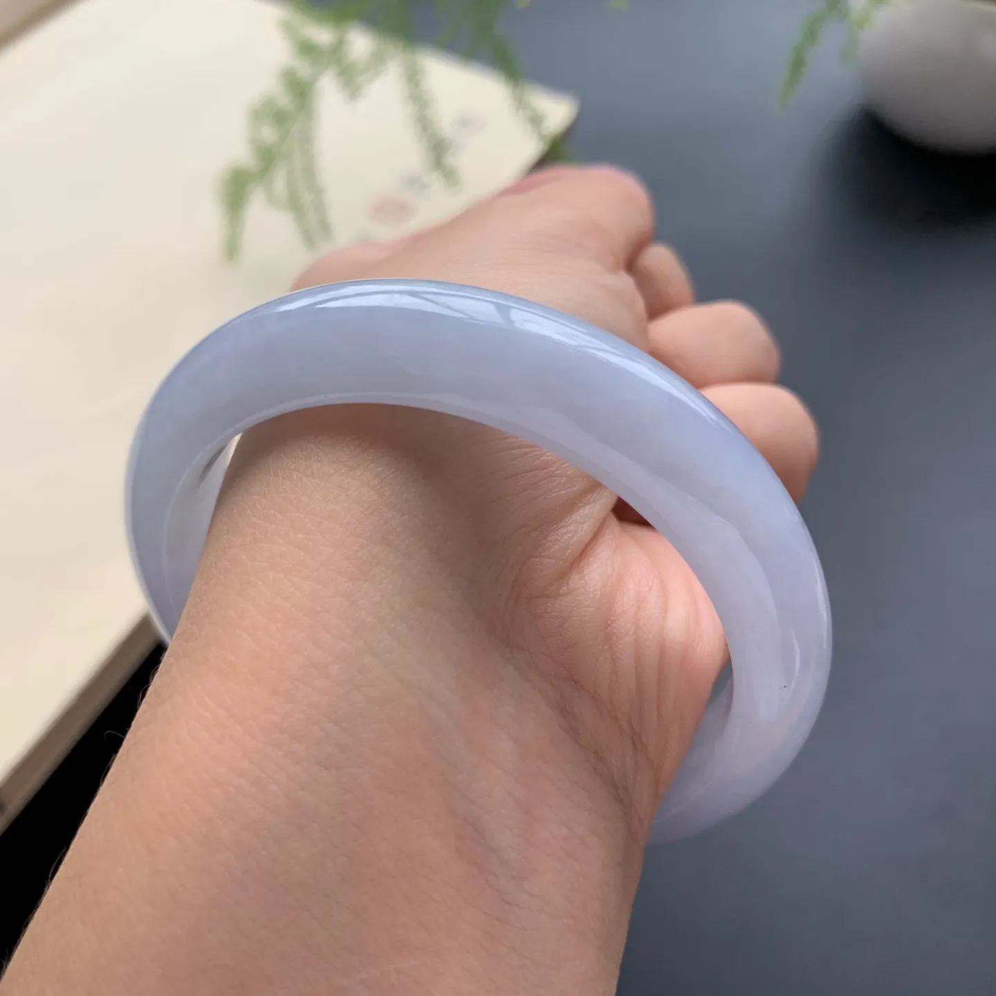 53.8圈口冰紫正圈手镯 尺寸：53.8-11.5-7.5，无纹裂，水润起胶，细腻光滑