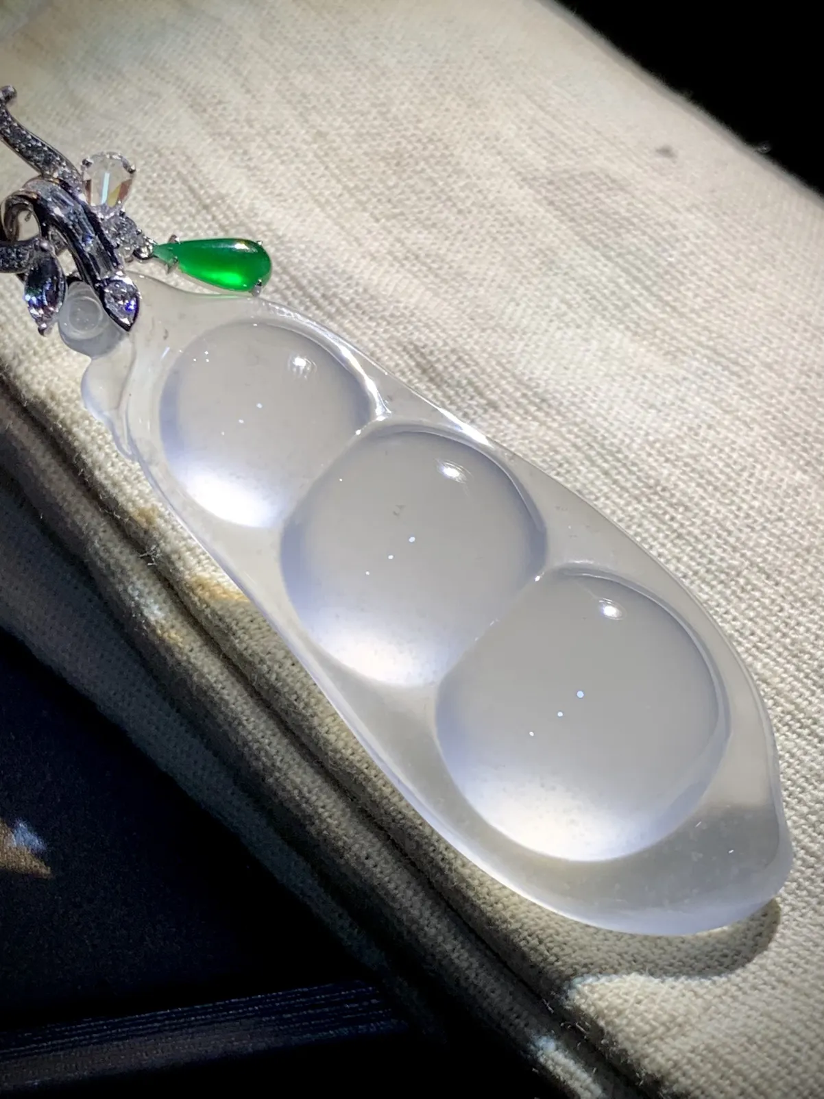 白冰豆子，裸石约52-20-9.2mm。
18K金，南非钻，翡翠绿水滴，不配图链