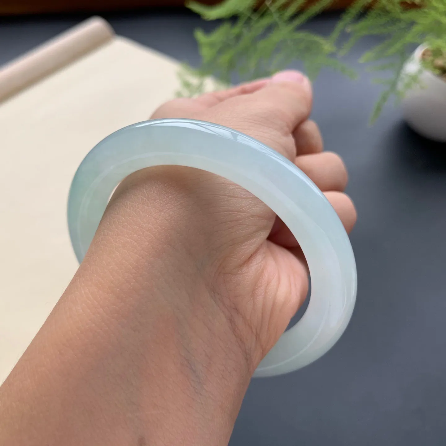 53.6圈口冰晴底圆条手镯 尺寸：53.6-9.2，无纹裂，水润起胶，条形饱满