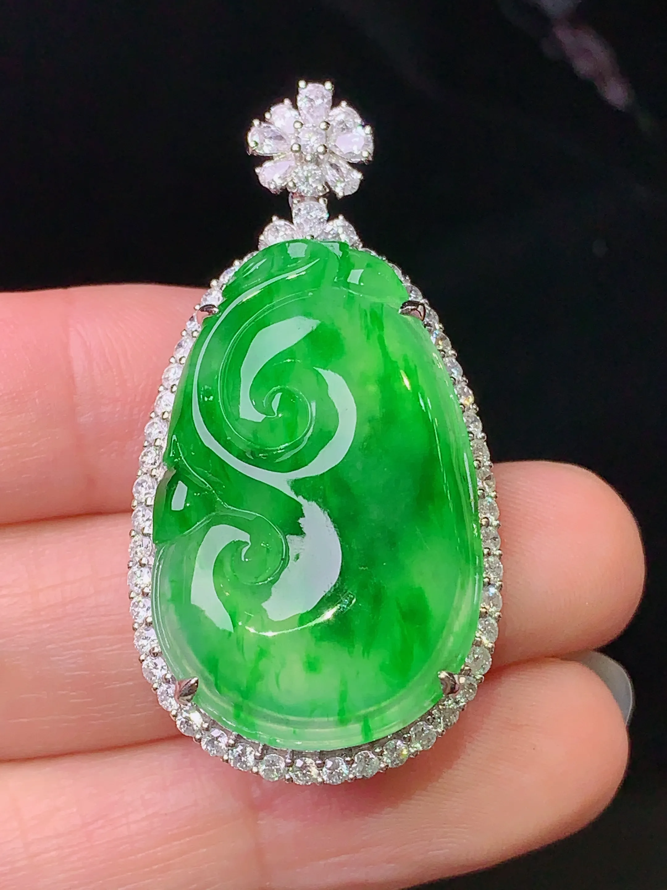 18k金钻镶嵌翠绿如意吊坠 玉质细腻 色泽清新艳丽 整体尺寸42.6*21.8*10.5