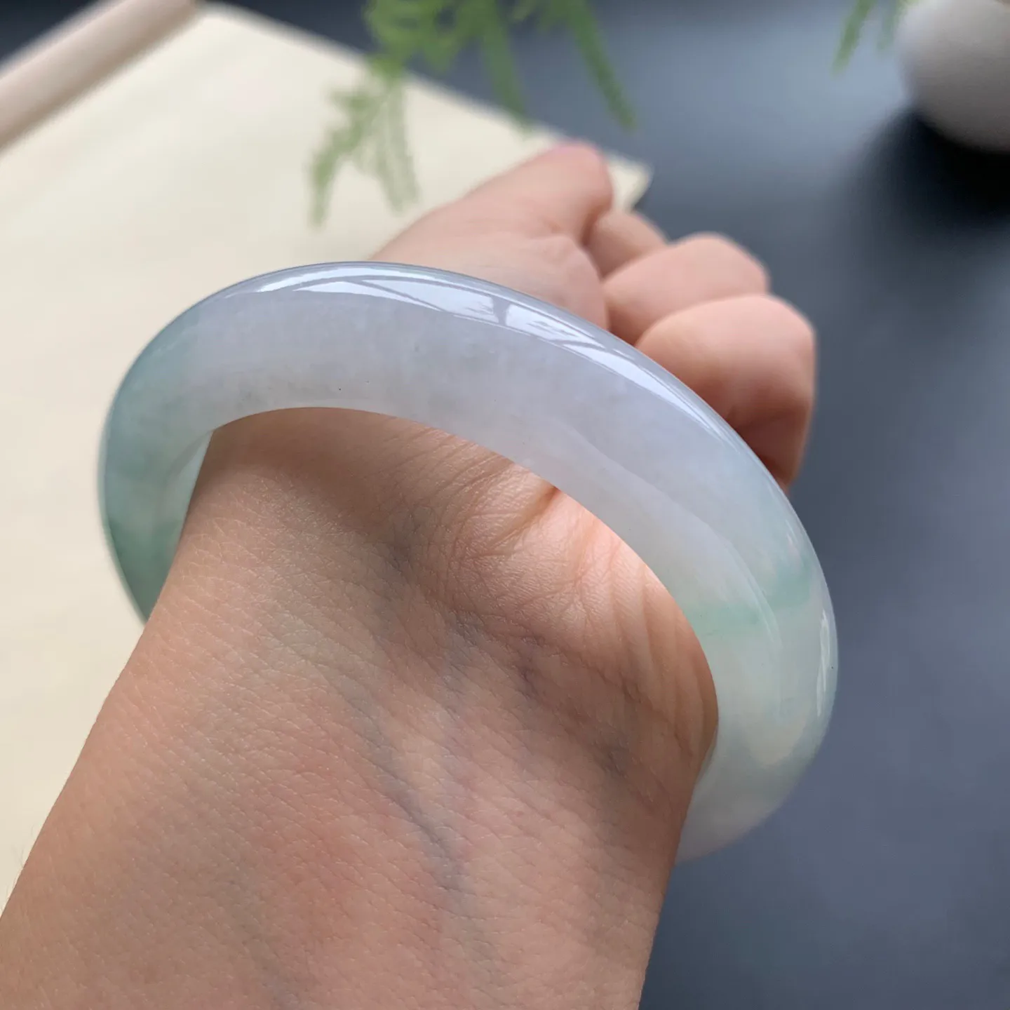 54圈口油黄底飘花正圈手镯 尺寸：54-12.2-8.6，无纹裂，水润起胶，花色飘逸