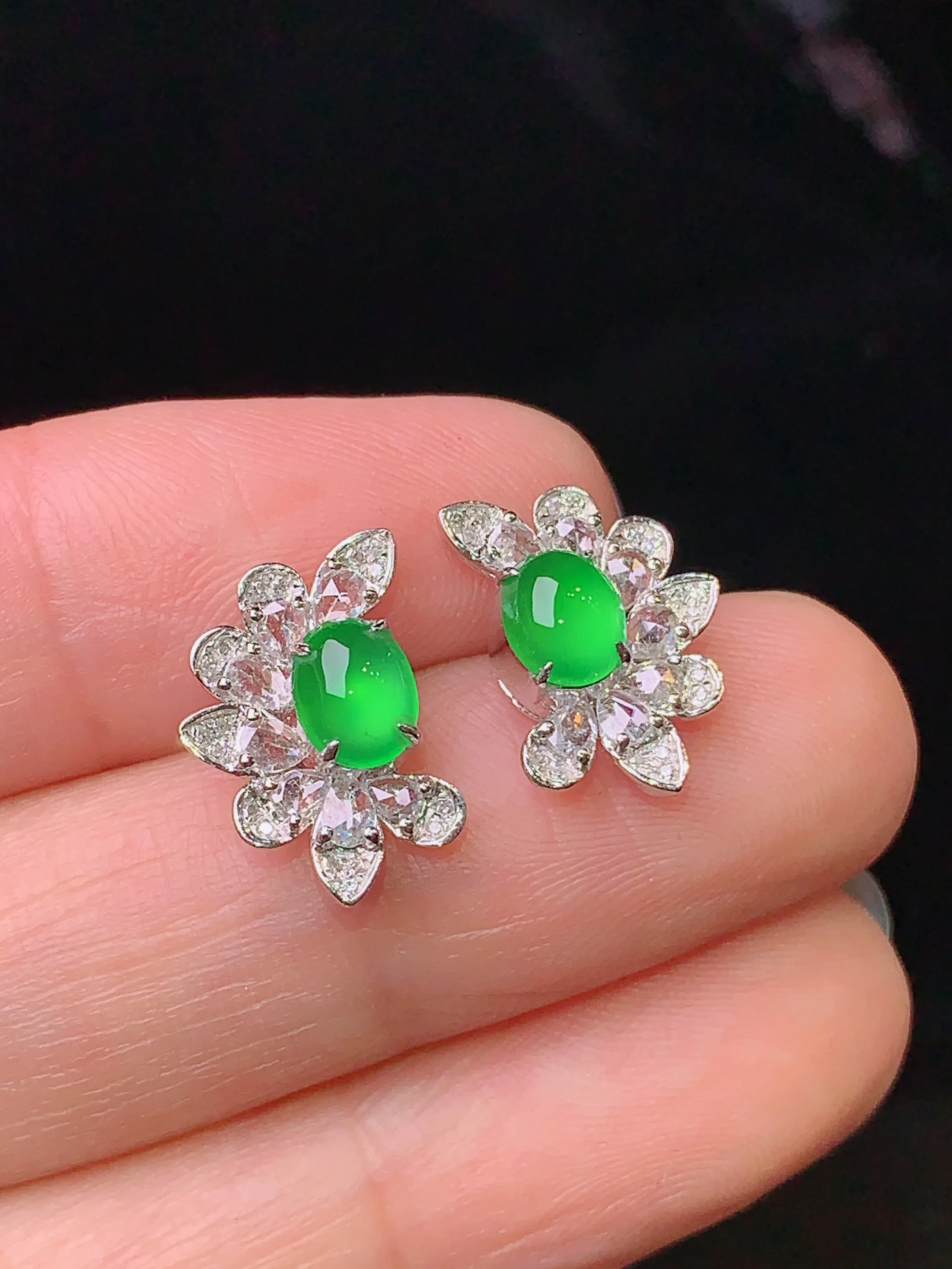 18k金钻镶嵌满绿蛋面耳钉 玉质细腻 色泽清新艳丽 整体尺寸14.2*9.5*6