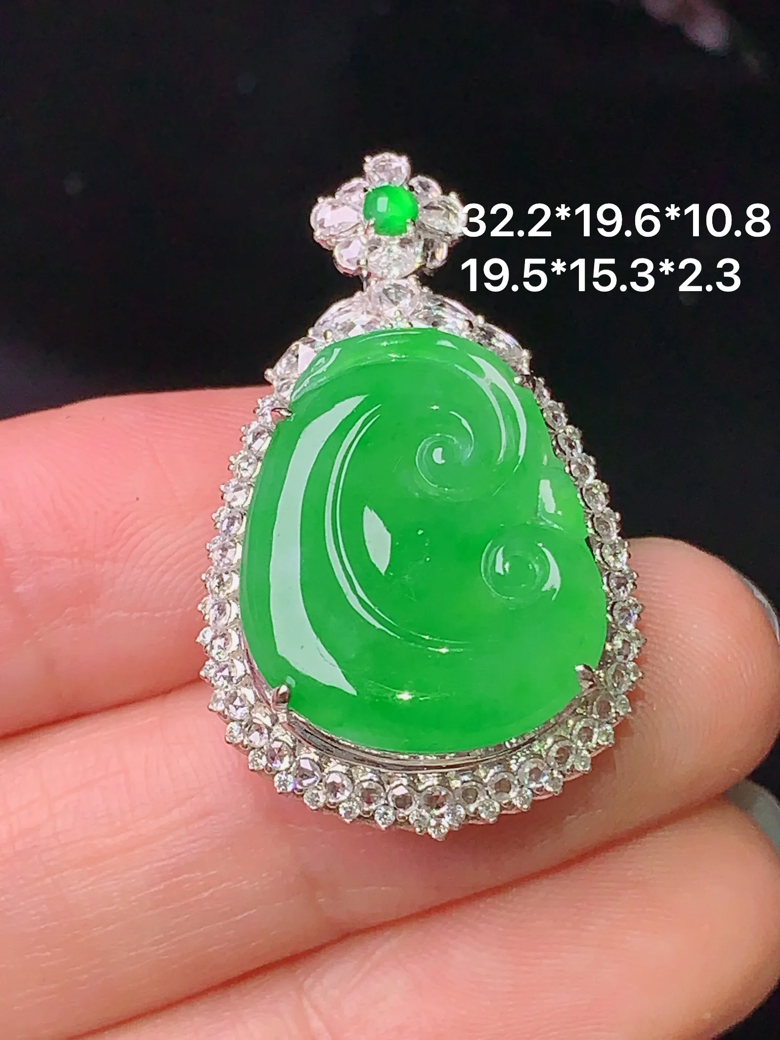 18k金钻镶嵌满绿如意吊坠 玉质细腻 色泽清新艳丽 整体尺寸32.2*19.6*10.8