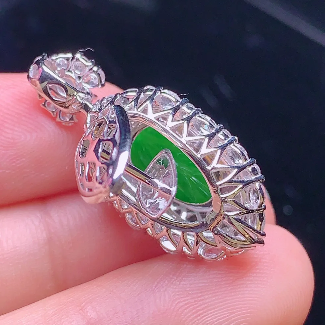 18k金钻搭配小绿蛋面镶嵌阳绿树叶吊坠 事业有成 整体尺寸28.2*13*9.6