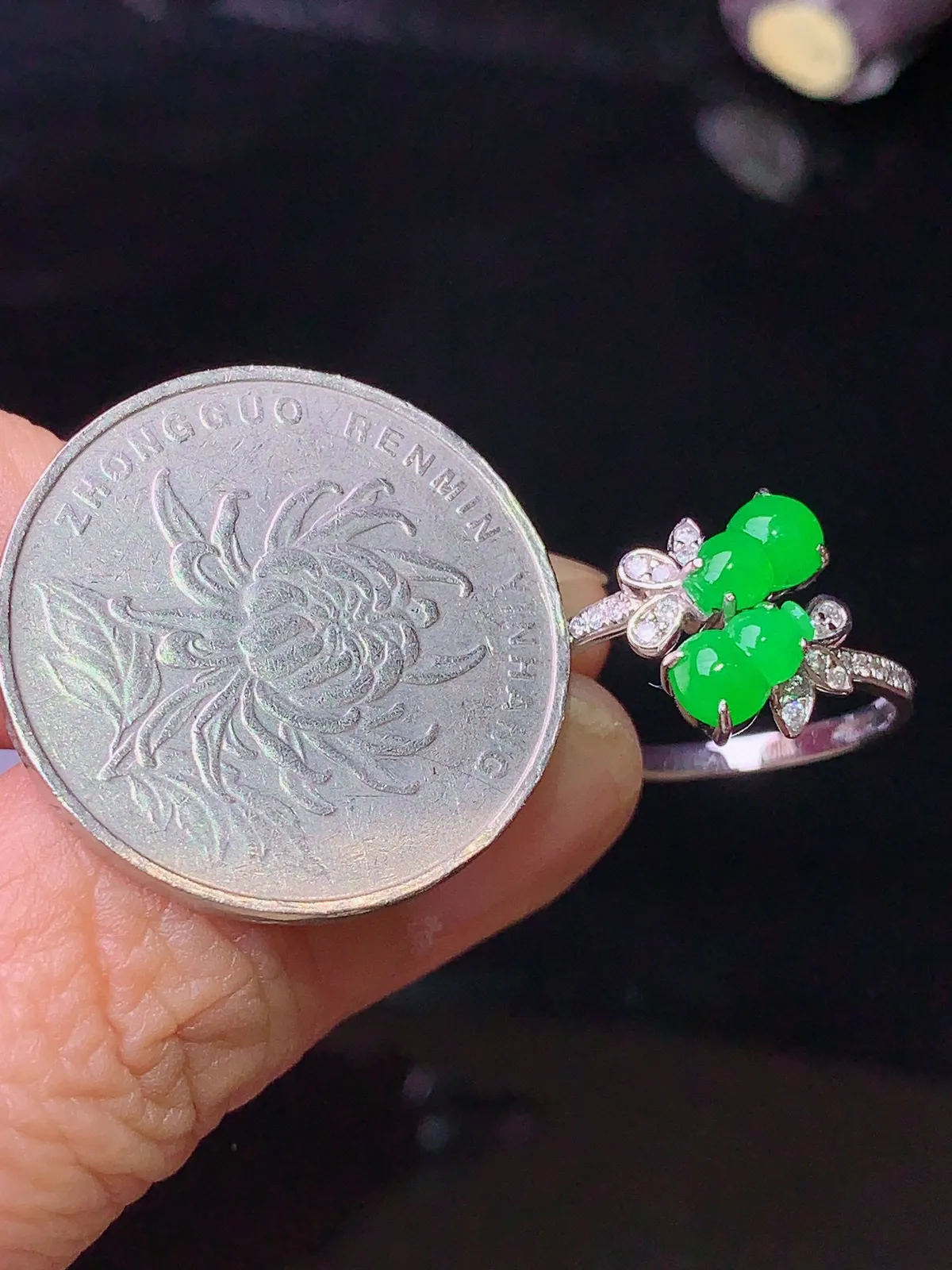 18k金钻镶嵌满绿葫芦组合戒指 玉质细腻 色泽清新艳丽 圈13.5 整体尺寸6.8*4.2*2.2