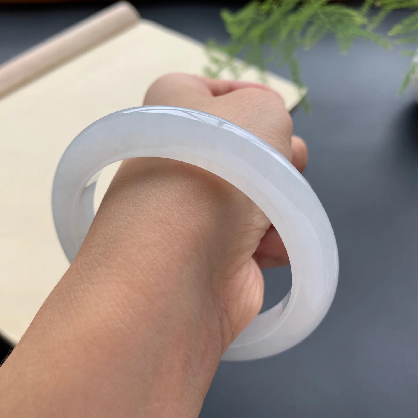 55.8圈口白冰正圈手镯 尺寸：55.8-9.8-9.5，无纹裂，水润起胶，白净光滑