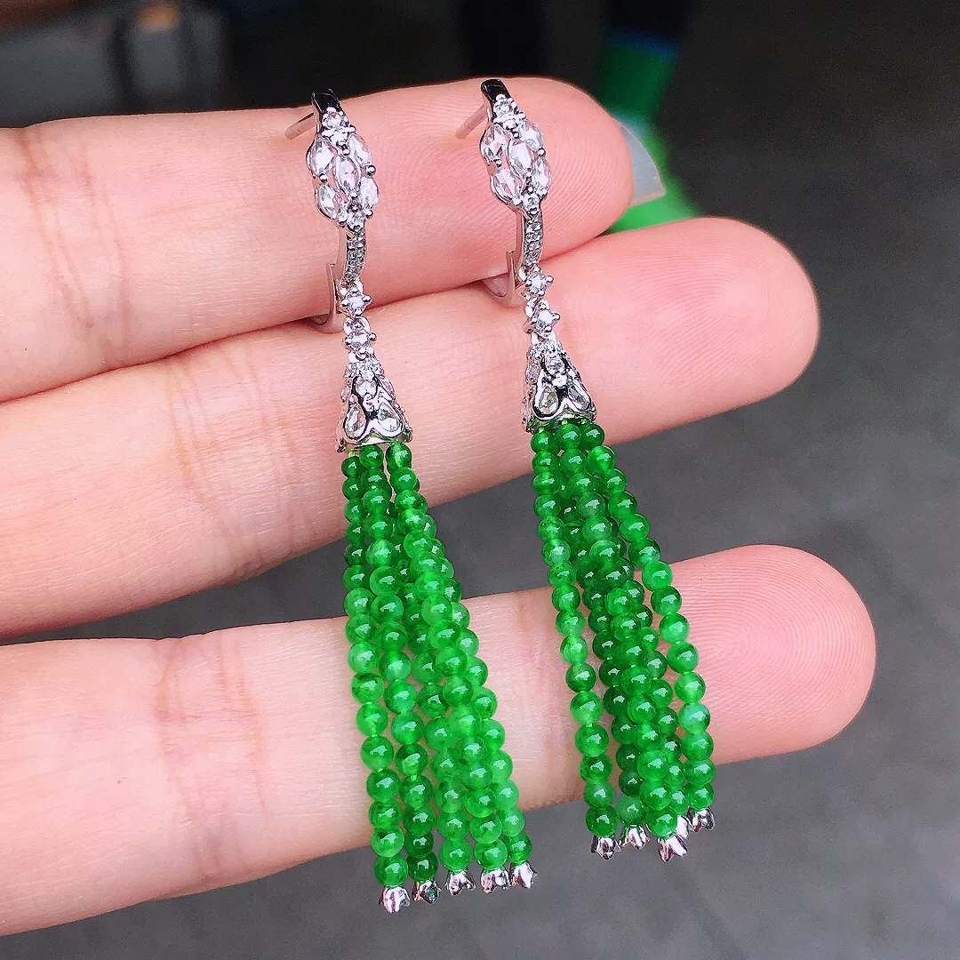 阳绿珠子耳坠，色泽均匀艳丽，玉质细腻，荧光感超
强，饱满圆润，尽显优雅气质，18k
金豪华镶嵌