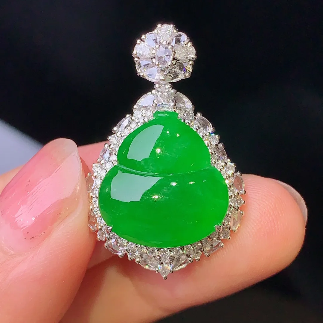 18k金钻镶嵌满绿葫芦吊坠 玉质细腻 色泽艳丽 厚身饱满 整体尺寸29.5*19.3*12.2