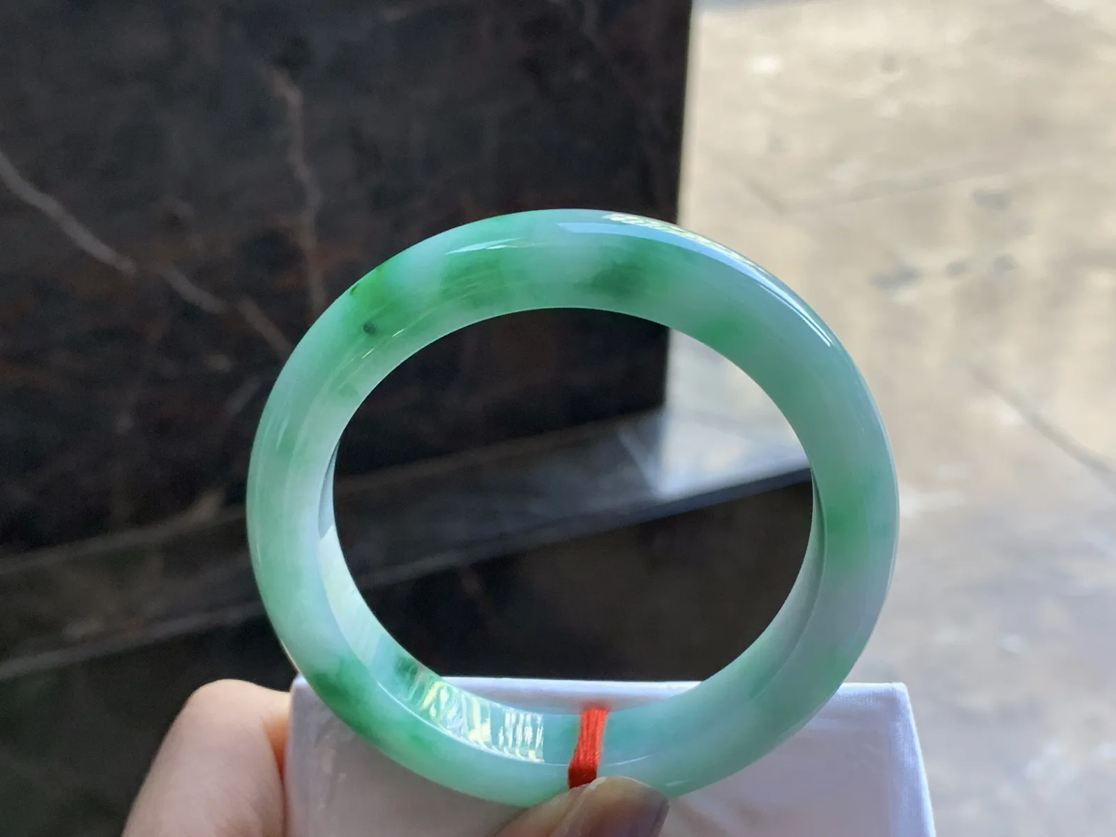 55.5-12.2-9

辣绿色手镯^_^玉质温润 细腻